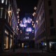 Luces de Navidad sobre una calle desierta en Londres.